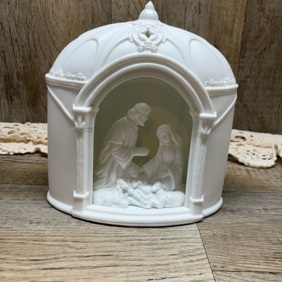 White Porcelain Dome Nativity  Stratfords Masterworks Collection hole for light - Picture 9 of 10